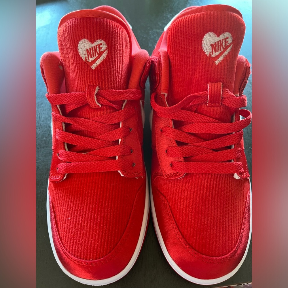 Nike dunks low valentine shoe size 8